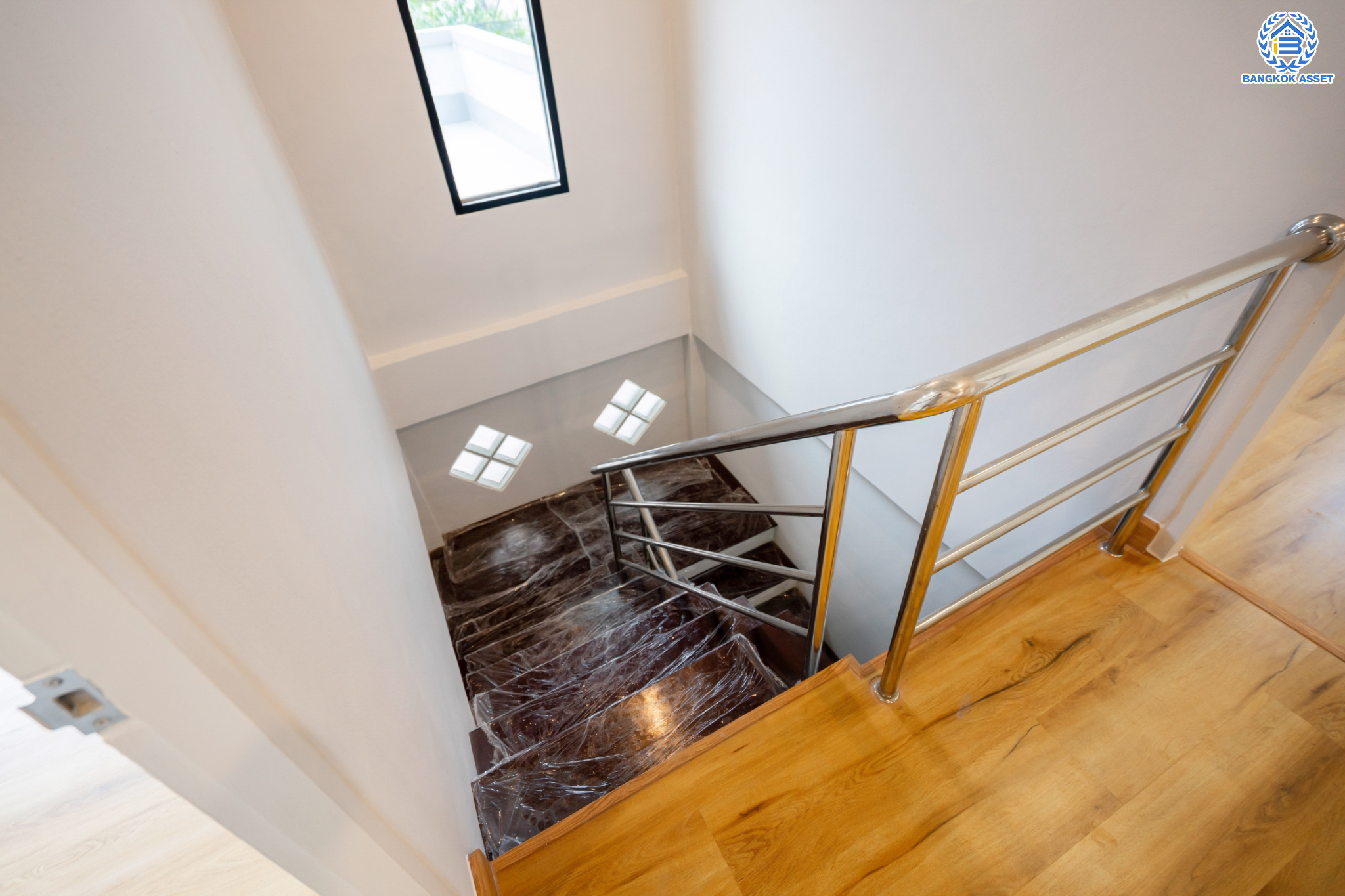 บ้านมือสองตกแต่งใหม่ ม.บูรพา12 ดอนเมือง บ้านเดี่ยว เนื้อที่ 50 ตร.ว. ฟังก์ชัน 4 ห้องนอน 2 ห้องน้ำ จอดรถได้ 2 คัน บนทำเลดีที่สุด ใกล้สนามบินดอนเมือง ทางด่วน "ศรีสมาน" และรถไฟฟ้าสายสีแดง "สถานีดอนเมือง"